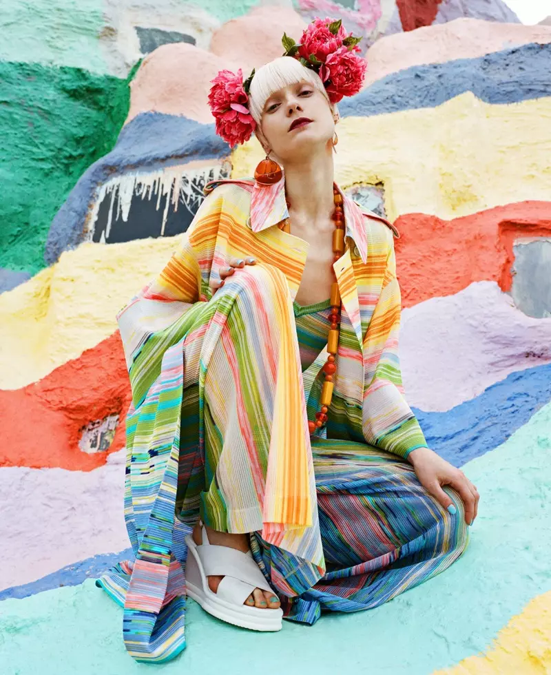 Nora luce un colorido look de Missoni en Salvation Mountain