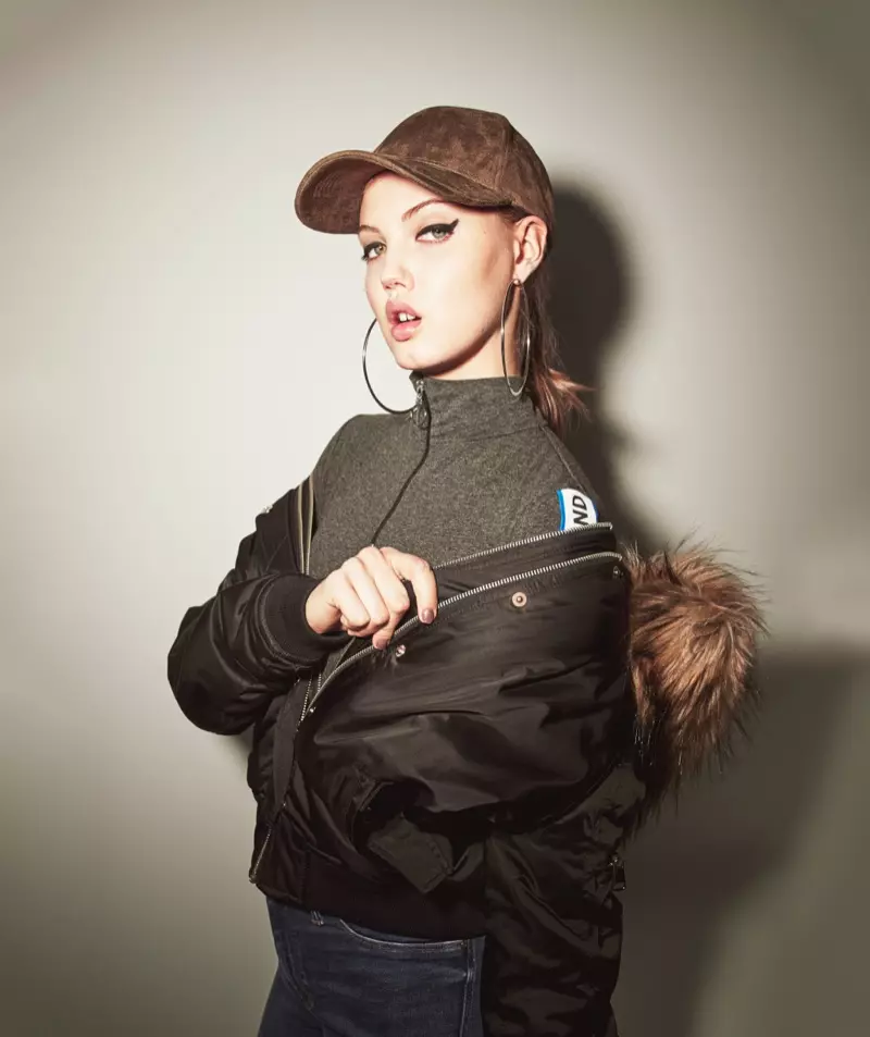 Nakasuot si Lindsey Wixson ng baseball cap na may bomber jacket mula sa koleksyon ng River Island noong 2016