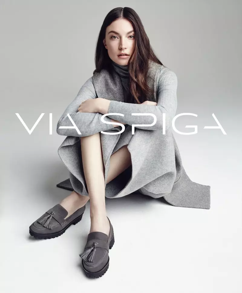 U-Jacquelyn Jablonski ungaphambili futhi phakathi nendawo ku-Via Spiga's Giada suede loafers kumkhankaso womkhiqizo wohlobo lwasekwindla nobusika buka-2016.