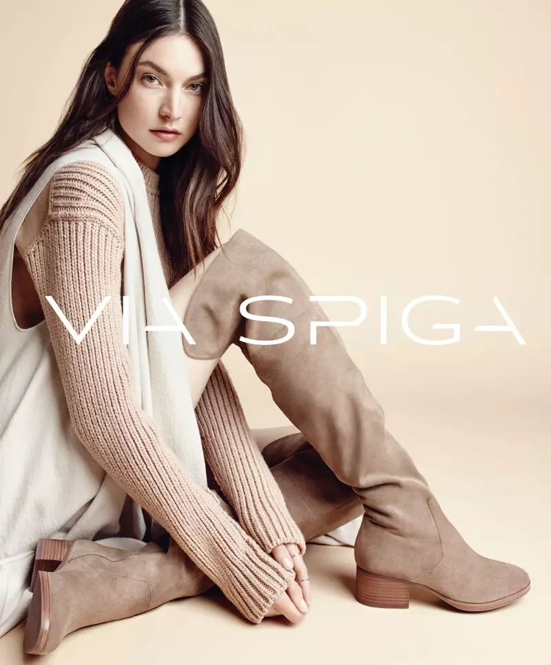 Jacquelyn Jablonski est une vision neutre dans les cuissardes Ophira de Via Spiga pour la campagne automne-hiver 2016 de la marque.