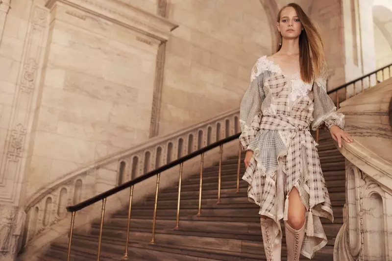 Zimermann 在 2017 年春季广告大片中采用骑士格纹连衣裙