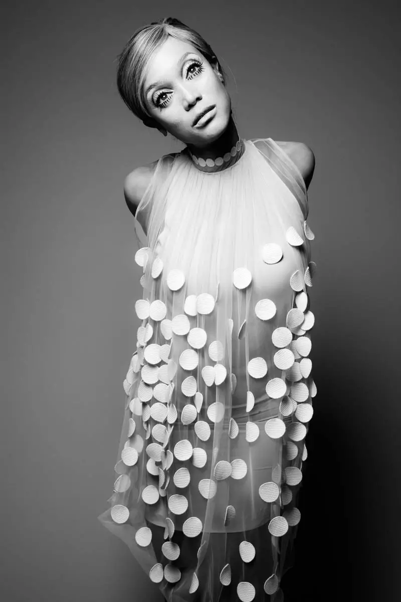 Tyra Banks Channels Twiggy, Kate Moss in