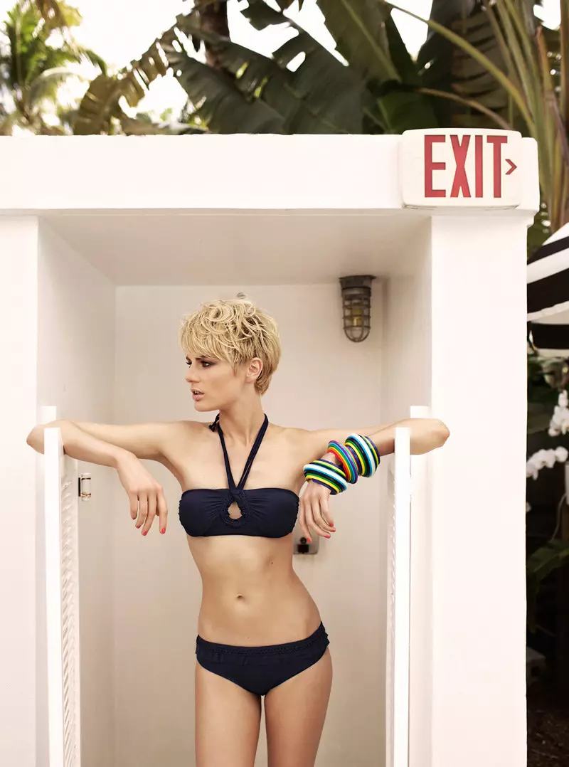 Louise Donegan va au bord de la piscine dans Grazia Italy Shoot de Zoltan Tombor