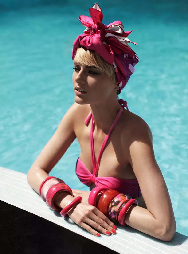 Louise Donegan Goes Poolside sa Grazia Italy Shoot ni Zoltan Tombor