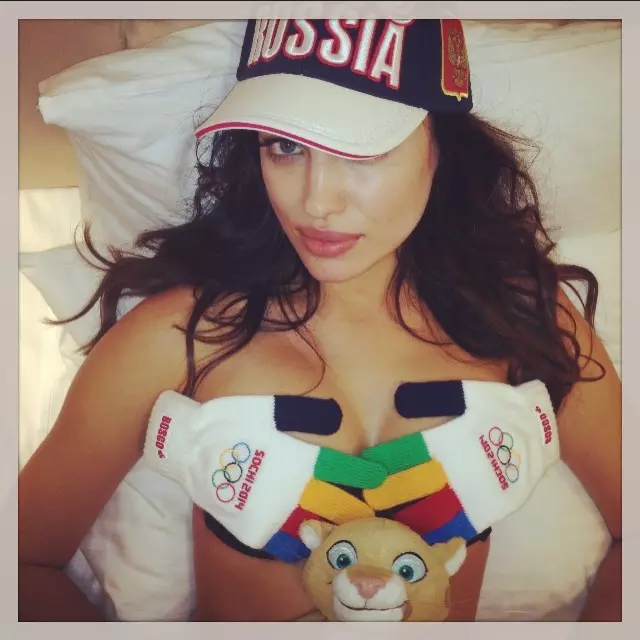 Maka egwuregwu Olympic nke 2014, Irina gosipụtara mpako Russia ya na akwa bikini pụrụ iche. Foto site na Instagram.