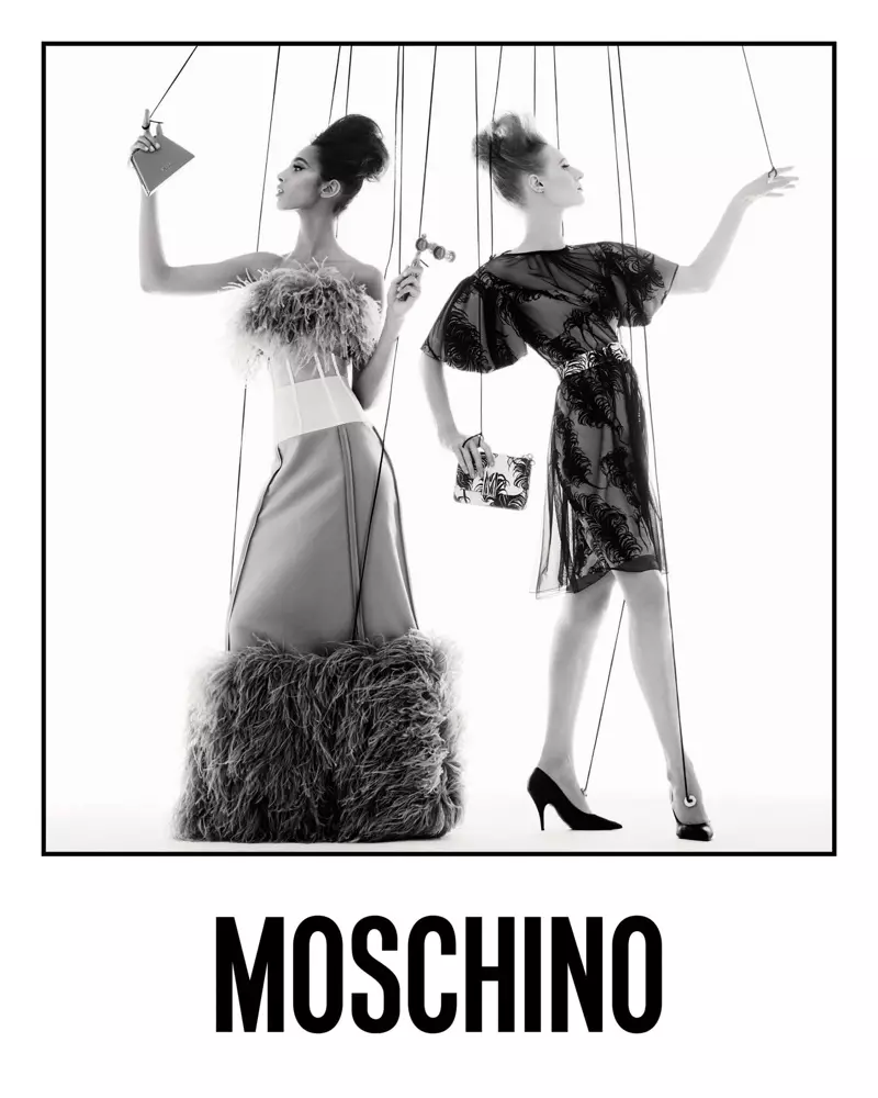 “Moschino” 2021-nji ýylyň ýaz-tomus aýlarynda marionet görnüşinde modelleri görkezýän kampaniýany hödürleýär.