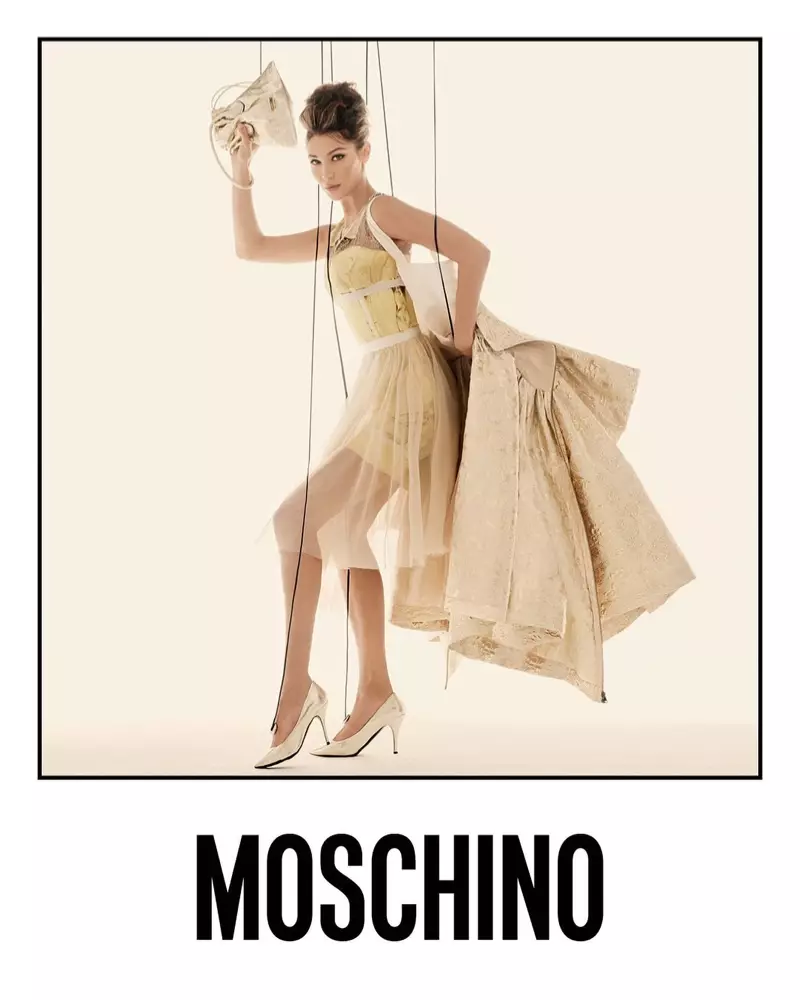 Bella Hadid di kampanyaya bihar-havîna 2021-an de Moschino dilîze.