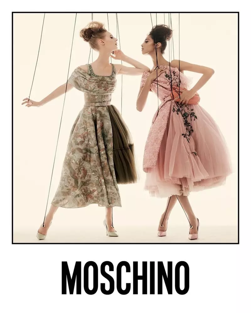 Julia Nobis i Yasmin Wijnaldum pozują jako marionetki w kampanii Moschino wiosna-lato 2021.