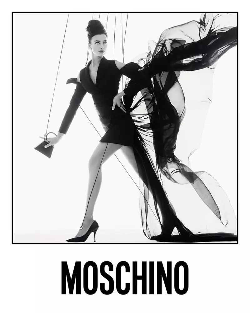 Irina Shayk esiintyy Moschinon kevät-kesä 2021 -kampanjassa.