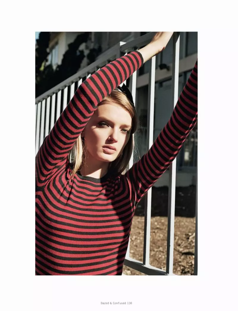 Lily Donaldson ji bo Pirsgirêka Sibatê ya Dazed & Confused vedigere dibistanê