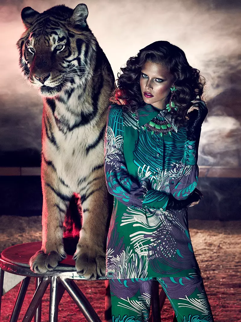 Kim Cloutier Auai i le Circus mo Dress to Kill Magazine saunia e Chris Nicholls