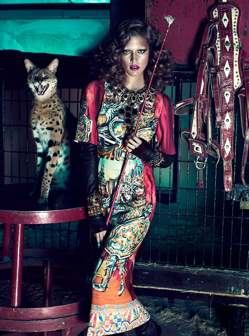 Kim Cloutier yn Ymuno â'r Circus for Dress to Kill Magazine gan Chris Nicholls