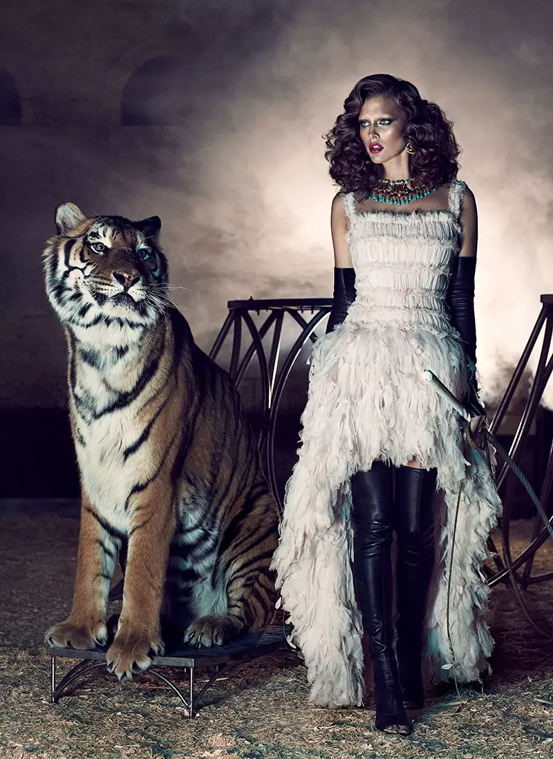 Sumali si Kim Cloutier sa Circus para sa Dress to Kill Magazine ni Chris Nicholls