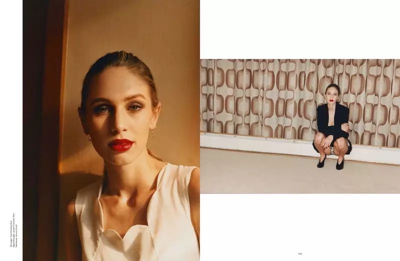 Dylan Penn luce un tono de labial rojo rubí en la sesión de fotos