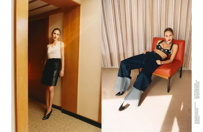 Dylan Penn pózuje pro Exit Magazine v kombinaci topu a sukně (vlevo) s podprsenkou Jeremy Scott, džíny Natasha Zinko a botami Lanvin