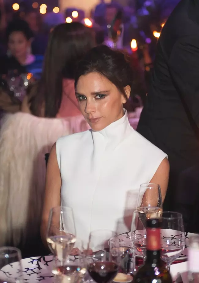 Mae Victoria Beckham yn gwisgo ffrog Victoria Beckham mewn gwyn.