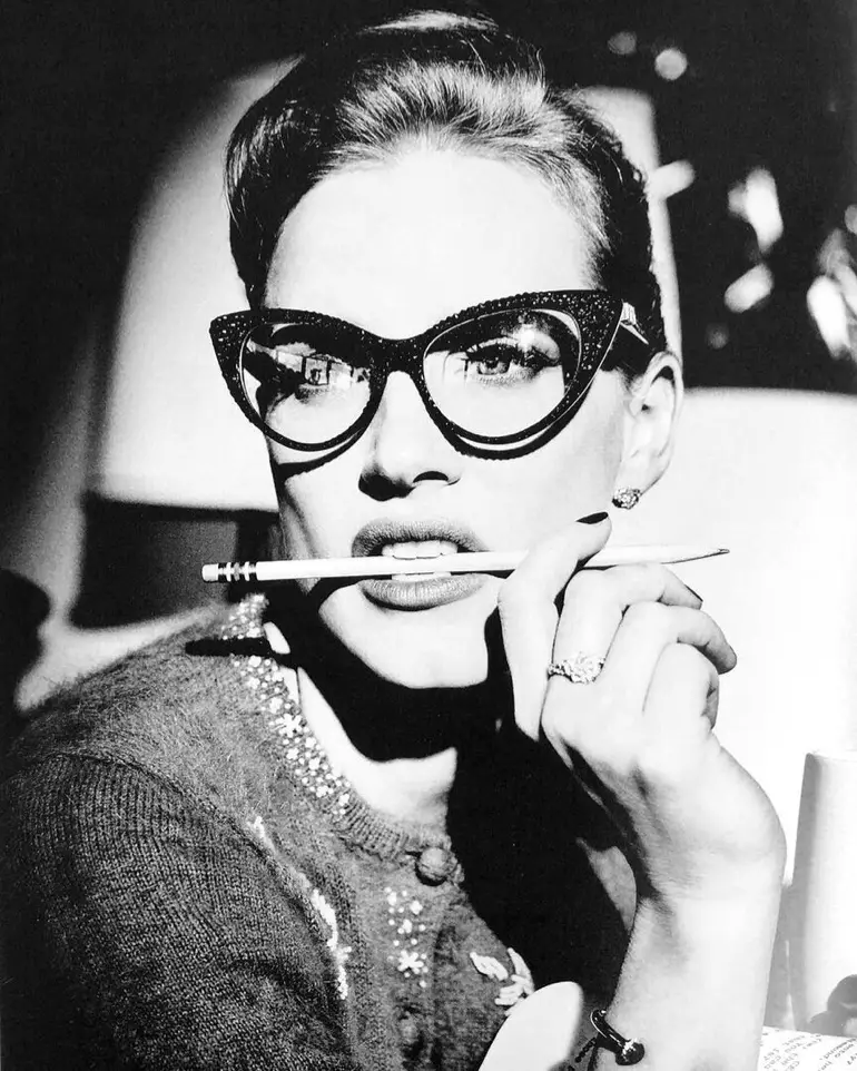 女演员杰西卡查斯坦戴着猫眼镜