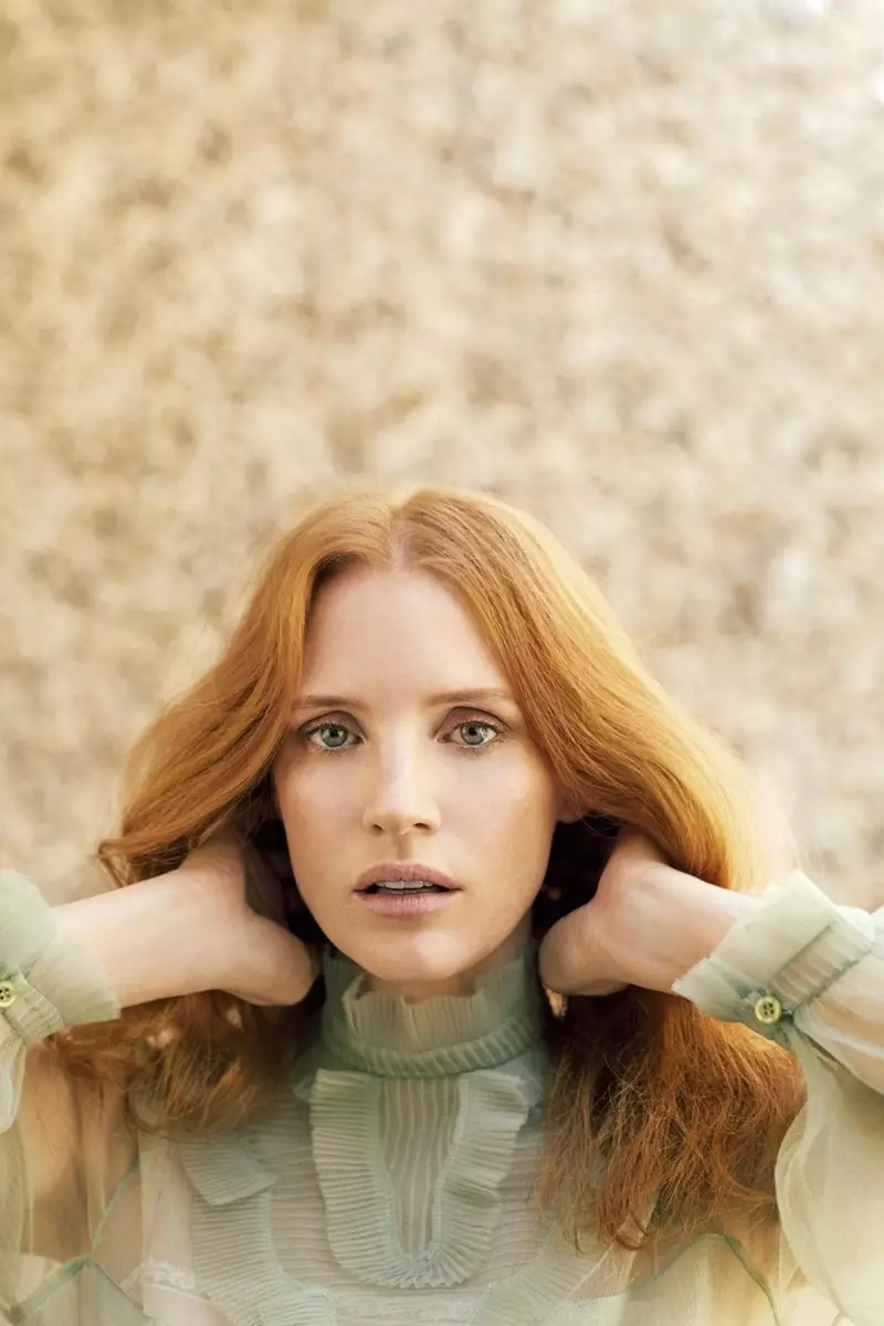 Jessica Chastain magas nyakú Prada felsőben pózol