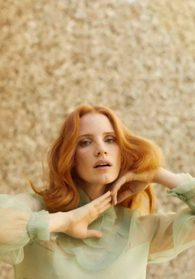 Jessica Chastain exibe penteado ondulado