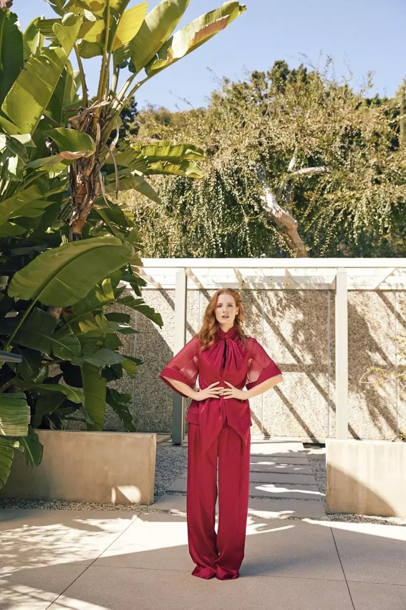 Jessica Chastain, geklee in rooi, dra 'n Givenchy-hemp en -broek