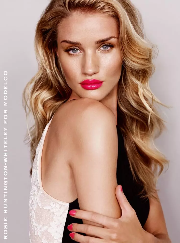 Rosie Huntington-Whiteley trullos në fushatën e ModelCo's Pranverë 2013/2014