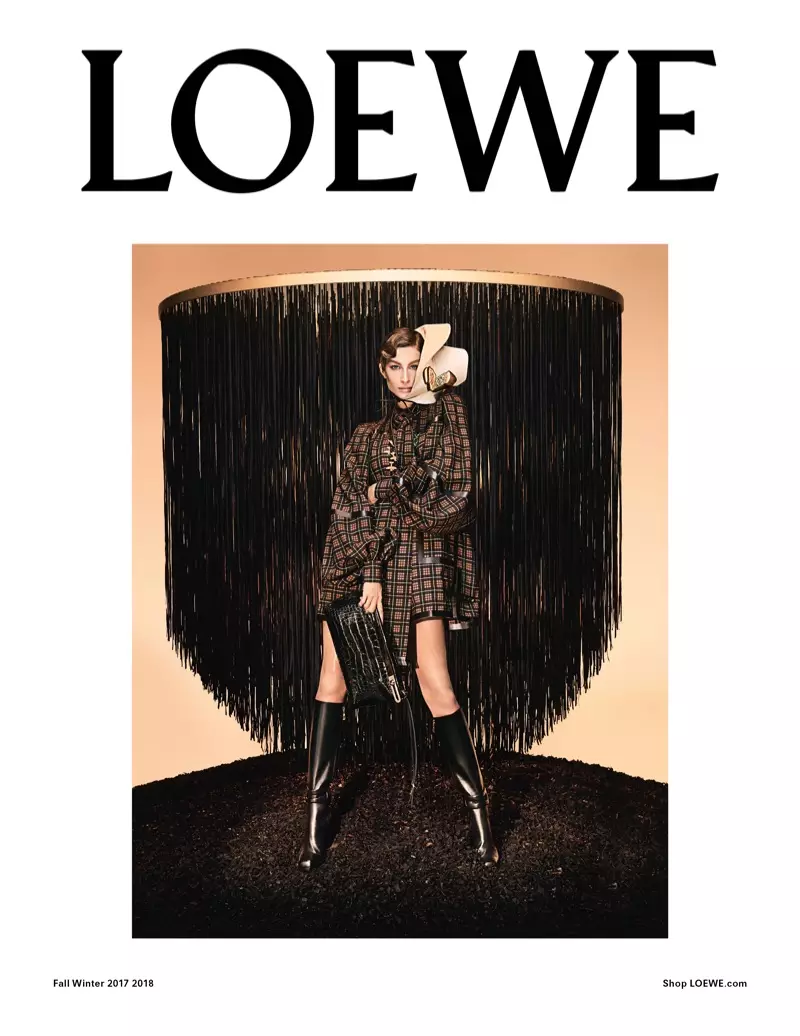 Gisele Bundchen Loewe-এর শরৎ-শীতকালীন 2017 প্রচারাভিযানের সামনে