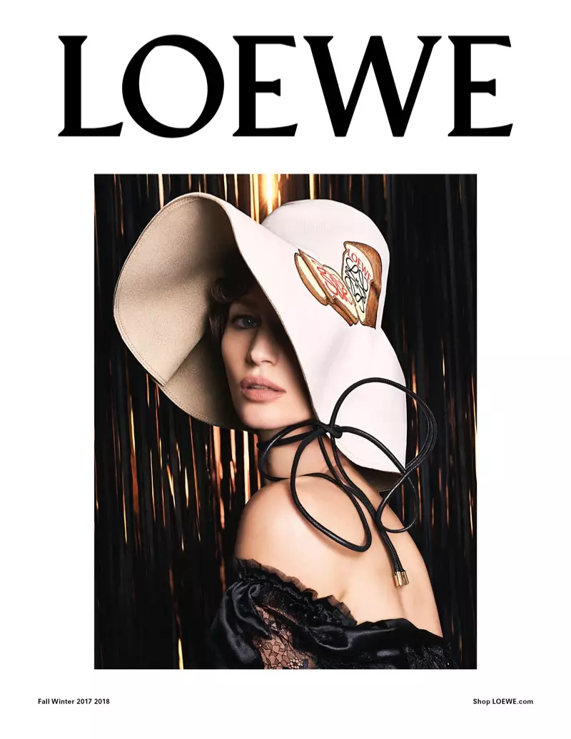 Gisele Bundchen indossa un cappello floscio nella campagna autunno-inverno 2017 di Loewe