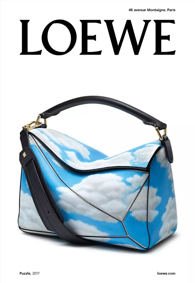 Cloud print handbag gikan sa Loewe's fall 2017 campaign
