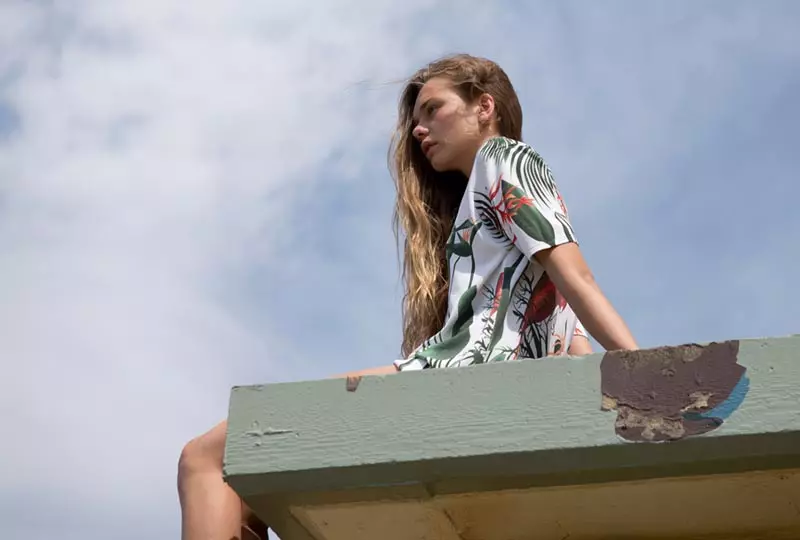 Il nuovo volto Anna Laman va in spiaggia con la fotografa Natalie Cottee