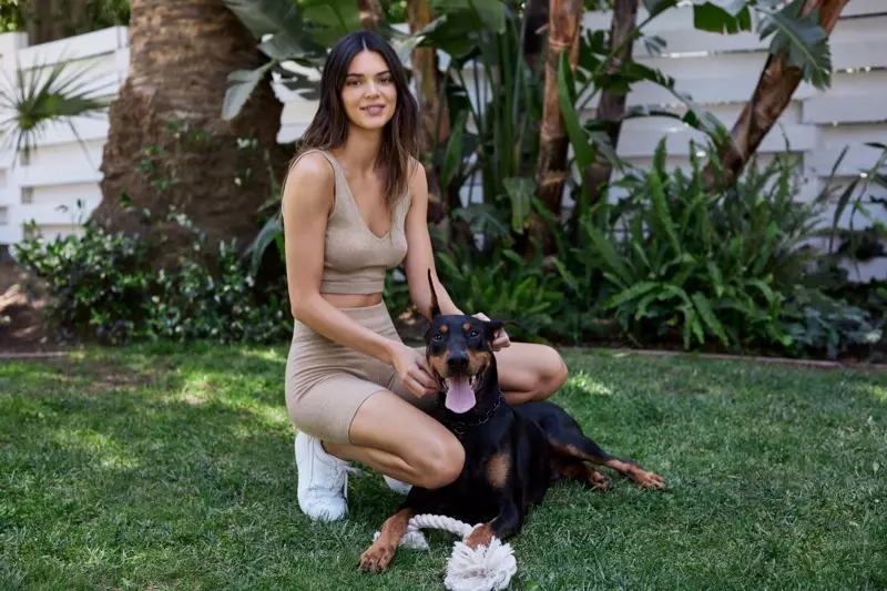 Kendall Jenner pózuje so svojím psom Pyrom pre kolekciu About You.