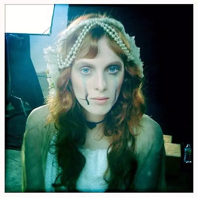 Karen Elson parece uma noiva assustadora