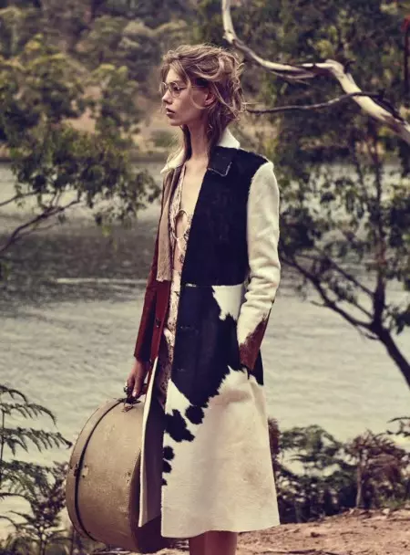 Ondria Hardin bring glans na die treinspore in Vogue Australië