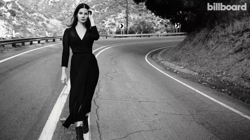 Andando em uma estrada vazia, Lana Del Rey usa vestido preto