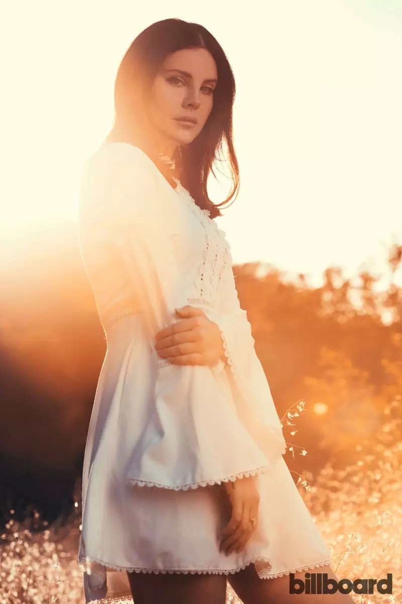 Look boho glam, Lana Del Rey usa vestido branco