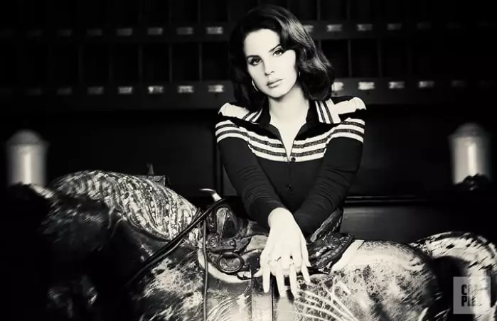 Lana Del Rey pose en haut Bottega Veneta