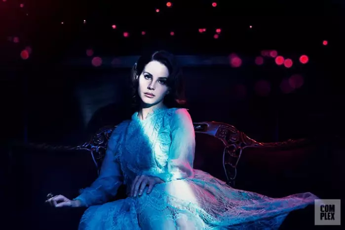 Embrassant la dentelle, Lana Del Rey pose en robe Maria Lucia Hohan