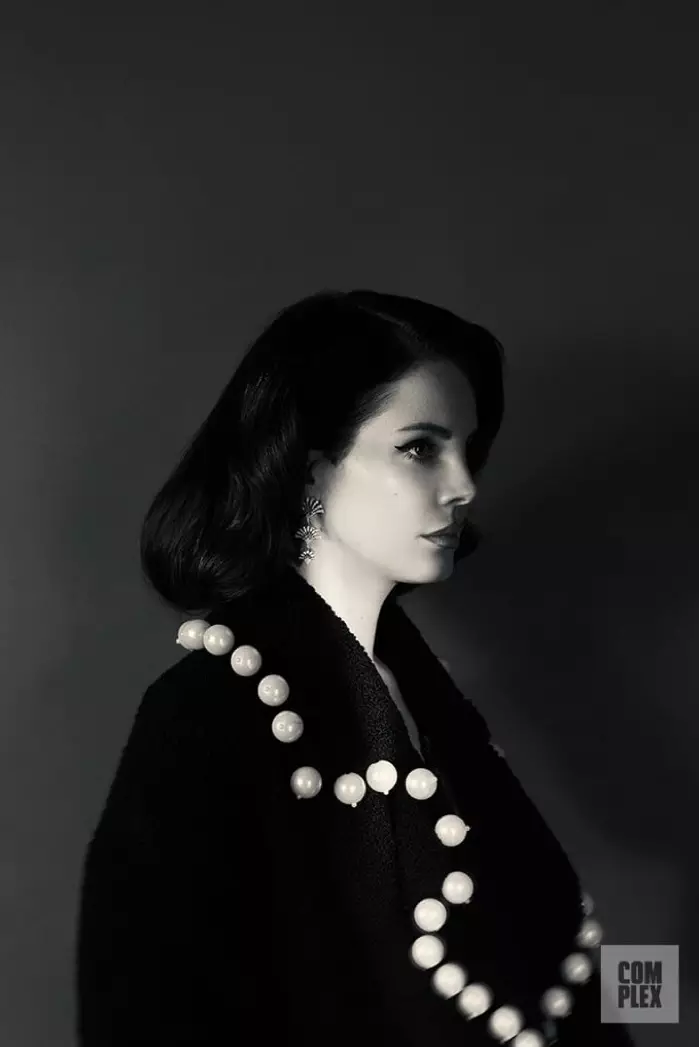 Lana Del Rey amevaa koti la Maria Lucia Hohan na pete za Maxlor