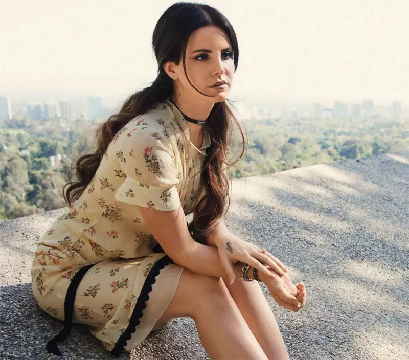 Cantora Lana Del Rey posa com vestido estampado floral Coach