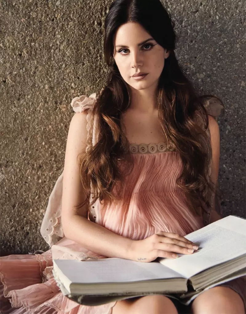 Lana Del Rey trägt ein rosa Plisseekleid von Chloe