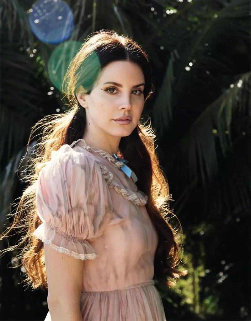 Lana Del Rey posiert in verträumten Kleidern für Grazia France