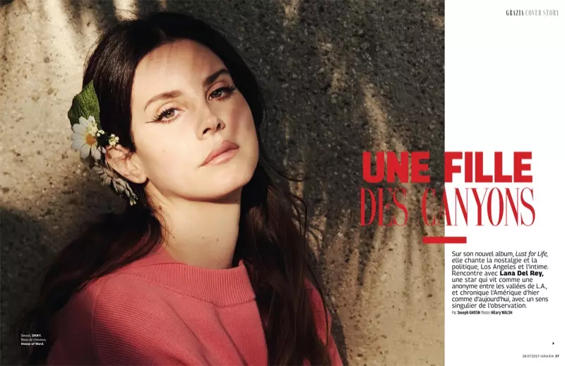 Photographiée par Hilary Walsh, Lana Del Rey porte un pull DKNY