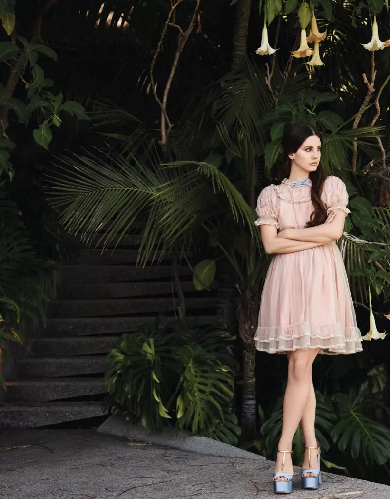 Lana Del Rey est jolie en rose avec une robe babydoll à manches bouffantes