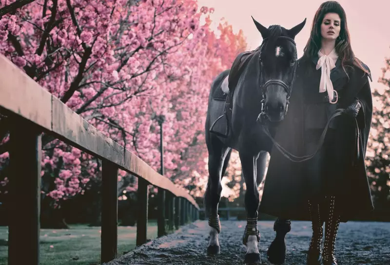 Lana Del Rey ser Equestrian Chic ut i V Magazine