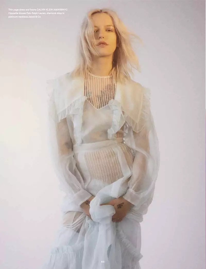 Wäiss gekleet, Bria Vinaite poséiert am Calvin Klein Kleed