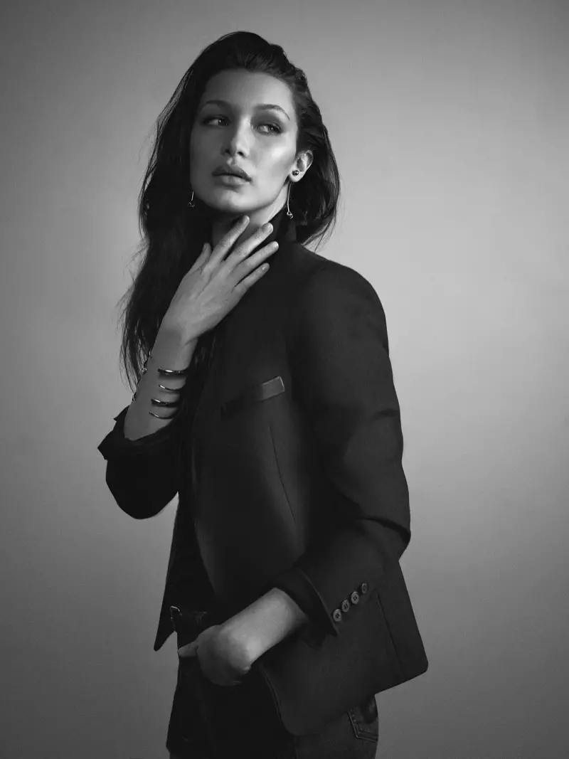 Bella Hadid pose dans un blazer ajusté pour la campagne publicitaire printemps 2016 de Joe's Jeans