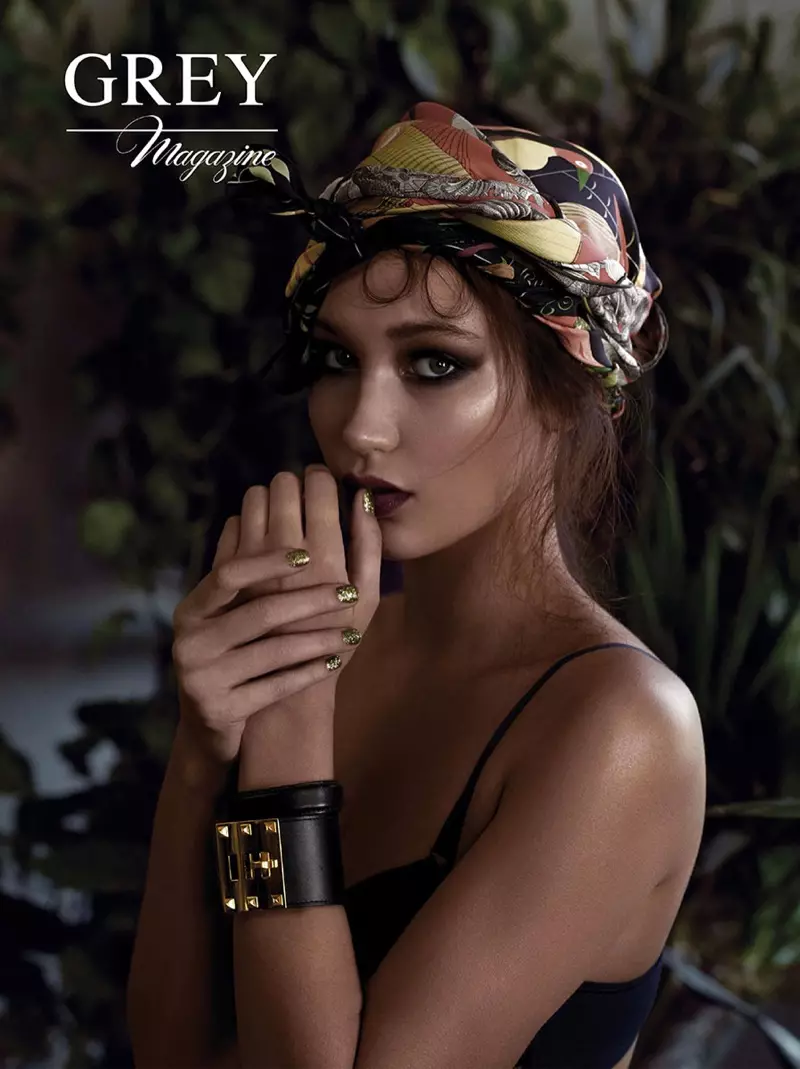 Bella Hadid wetara mkpuchi mmiri nke 2015 nke Gray Magazine