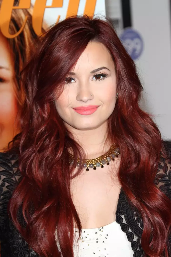 Demi Lovato nampilake werna rambut abang peteng kanthi ombak putri duyung sing apik banget lan dawa.