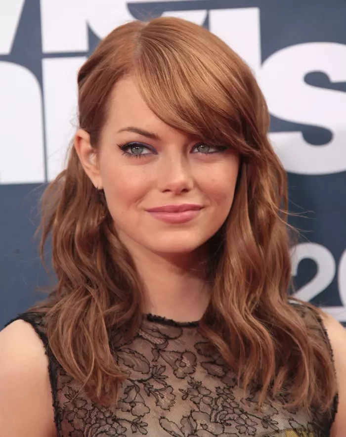 Emma Stone gesztenyebarna haját szőke árnyalatú kiemeléssel mutatja be.