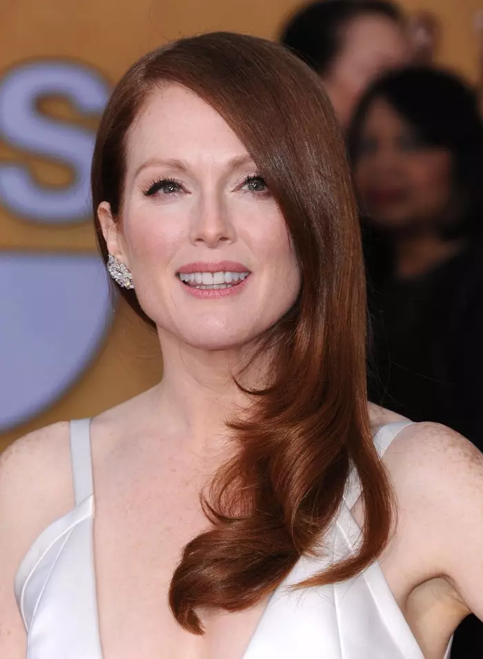 אן אנדער אַקטריסע מיט נאַטירלעך רויט האָר, Julianne Moore, ווייזט אַ דאַרקער שאָטן פון אַבערן ביי אַ פּרעסע געשעעניש. פאָטאָ: DFree / Shutterstock.com