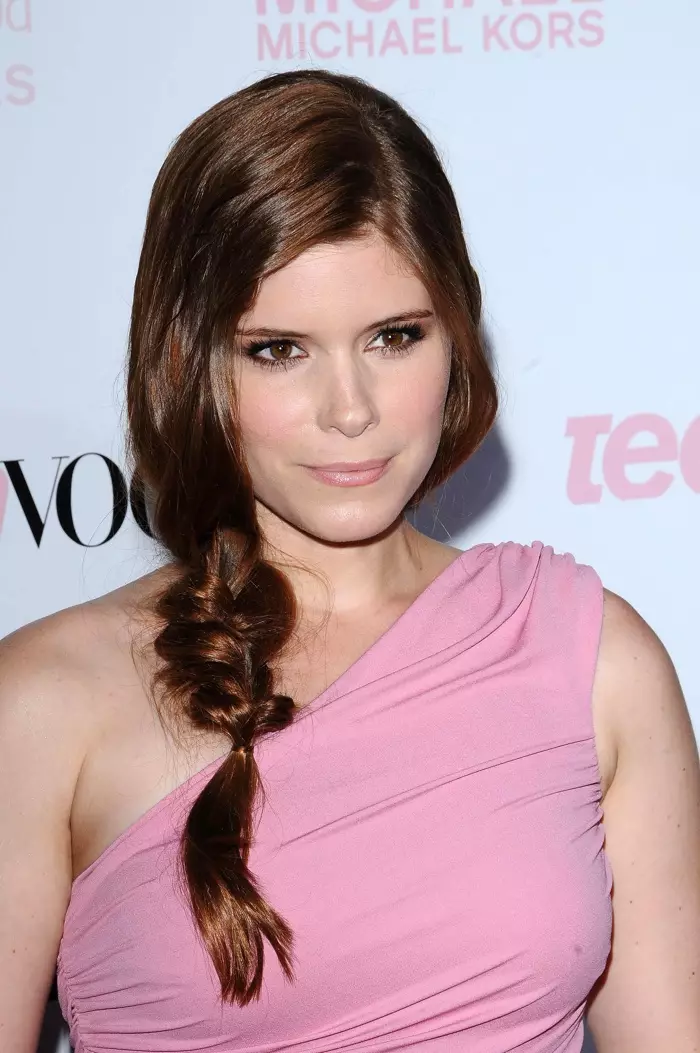 Kate Mara o'zining tabiiy qora rangdagi sochlarini yon tomonga o'ralgan at dumi bilan ko'rsatadi.